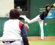 涌井を捕手にして投球練習を行う岸（撮影・柴田猛夫）