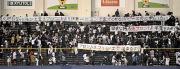 試合後、ライトスタンドで球団批判の横断幕を掲げるロッテファン