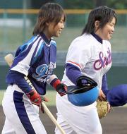 始球式で「女子対決」を行った福知山成美・油谷(右)と吉田えり