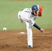 変化球を投げる西武先発の岸。開幕から４連勝だ！（撮影・下田雄一）