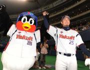 完投で今季２勝目をあげたヤクルト館山（右）はつば九郎と仲良く手を振る