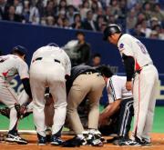 【中日－ヤクルト】投球を頭に受けた青木はうずくまる（撮影・清水貴仁）