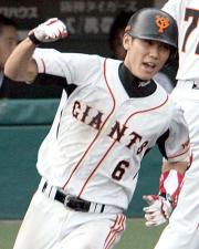 9回表巨人無死、藤川から決勝本塁打を放ちガッツポーズする坂本
