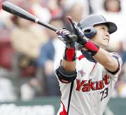 ８回表ヤクルト１死、決勝の２号ソロ本塁打を放った青木（共同）
