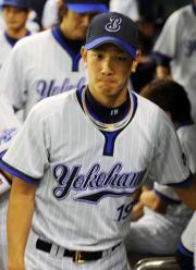 試合後、口元をゆがめ悔しそうな表情で引き揚げる藤江(撮影・下田雄一)