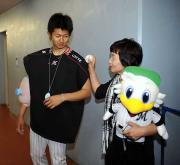 プロ初完封勝利を「母の日」に挙げた唐川は、母澄枝さんに勝利球を贈呈