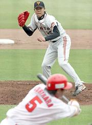 １回裏、内海は栗原から三振を奪う（撮影・鹿野芳博）
