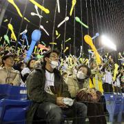 東京の神宮球場でも、マスク姿で観戦するファンも見かけられた