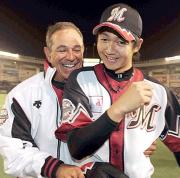 今季４勝目を挙げたロッテ唐川（手前）はバレンタイン監督の祝福に笑顔