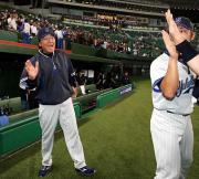 大差で連勝し、笑顔で叫びながら選手を出迎える田代監督代行