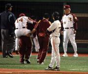 打球が直撃し降板する佐竹(14番)の前で選手交代を告げる野村監督