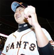 今季初勝利の内海はウイニングボールを手に満面の笑み