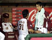 3回に4点を失った岩隈はベンチ裏に向かう。左は野村監督
