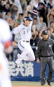 9回裏横浜1死満塁、内川はサヨナラ安打を放ち大ジャンプを見せる