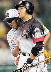 9回表、サブローに適時打を浴びた藤川(後方)は次打者の井口と激突する