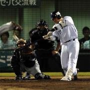 ８回裏横浜１死、村田は右越えに勝ち越し本塁打を放つ