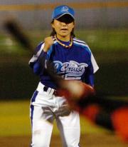 ９回から登板した神戸の吉田えりは三振を奪いガッツポーズ