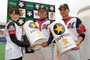 イメージガールの美優紀から祝福されるロッテ成瀬(中央)と井口