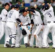 サヨナラの大崎(中央)はナインから水をかけられる