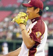 3回、打者中村真の適時二塁打で2点目を奪うと、田中は笑顔を見せる