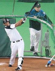 梨田監督（右）が見守る中、打撃練習する中田（撮影・長島一浩）