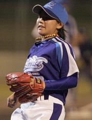 ９回表、暴投した吉田はベースカバーに走るが決勝点を奪われる