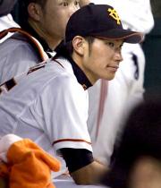 一軍に合流しベンチから試合を見つめる大田（撮影・蔦林史峰）