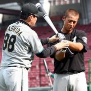 梨田監督に打撃指導を受ける中田(撮影・黒川智章)