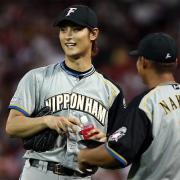 ベンチ前で中田にドリンクを渡され笑顔のダルビッシュ(撮影・黒川智章)