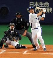 １回裏中日１死満塁、中越えに先制の満塁弾を放った和田