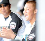 6回裏日本ハム2死二塁、中田は適時二塁打を放った今成に声援を送る