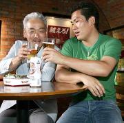 ビールのCM撮影で父博さんと乾杯する楽天田中(撮影・蔦林史峰)