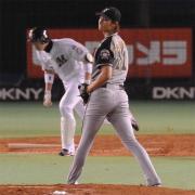 サブローに初安打を許し、打球の方向を悔しそうに見つめるダルビッシュ