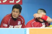 田中（左）はラロッカに本塁打を浴びベンチで悔しそうな表情。右は中村紀