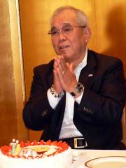 ケーキを前に７４回目の誕生日を自ら手をたたいて祝う野村監督