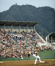 金華山にそびえ立つ岐阜城を背に、力投する巨人先発の東野
