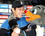 プロ初勝利を挙げた糸数はお立ち台でＢ・Ｂに抱き付かれ、笑顔がはじけた