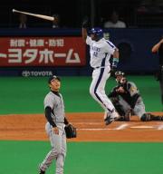 6回裏、福原(手前)から3点本塁打を打ち、バットを放り投げるブランコ