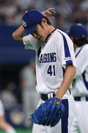 ８回に登板した浅尾は２失点でがっくりベンチに戻る