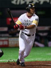 3回裏、フェンス直撃の適時二塁打を放つ松中
