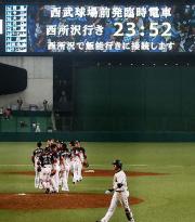 ５時間４２分のパ最長試合を制し喜び合うロッテナイン。手前は西武の中島