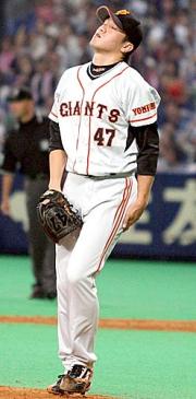 7回裏中日1死満塁、森野に2点適時打を打たれ目を閉じる山口