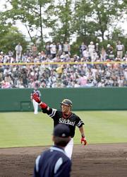 4回表、本塁打の松中はファンの声援に応えながら走る(撮影・長島一浩)