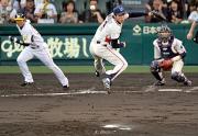 ２回裏阪神無死、葛城（左）の遊ゴロに飛びつく由規（撮影・上田博志）