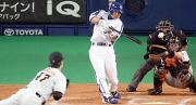 ７回裏中日１死満塁、森野は山口（手前）から逆転２点適時打を放つ
