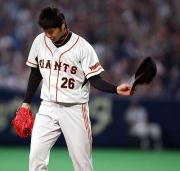 ４回裏、谷繁に２点本塁打を浴びた内海は帽子を取って悔しがる