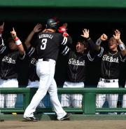 ３回表、松中は２点本塁打を放ちナインに出迎えられる（撮影・黒川智章）
