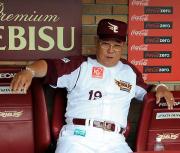 試合前には笑顔を見せていた野村監督だったが…（撮影・水谷安孝）