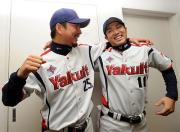 オールスター出場が決まった由規（右）は会心の笑顔を見せる。左は館山