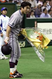 【巨人－横浜】花束を受け取る小笠原（撮影・蔦林史峰）